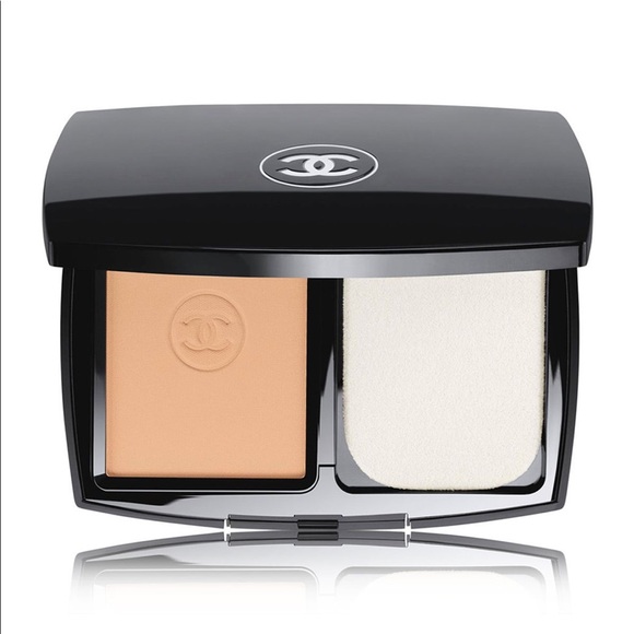 CHANEL Compact Foundation (20 BEIGE)